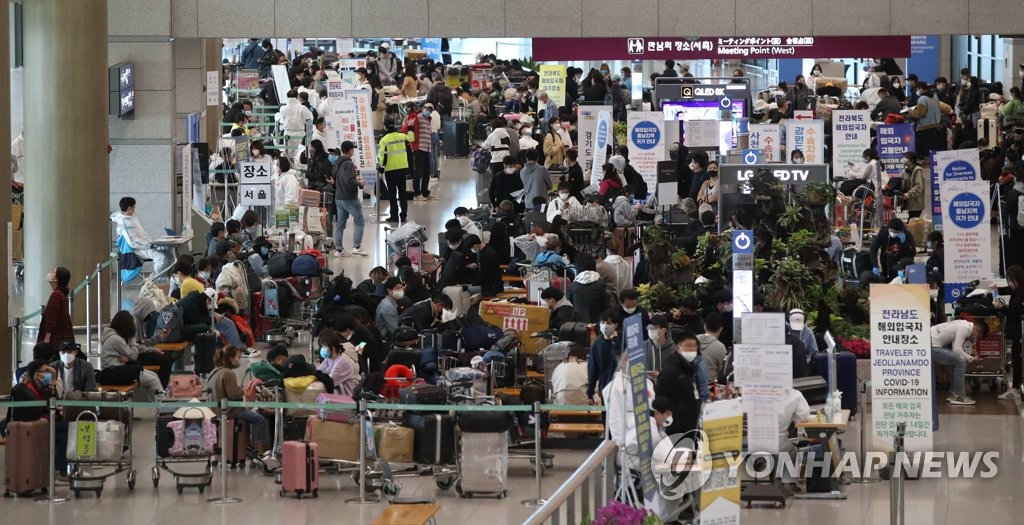 붐비는 인천공항 해외입국자 전용대기소