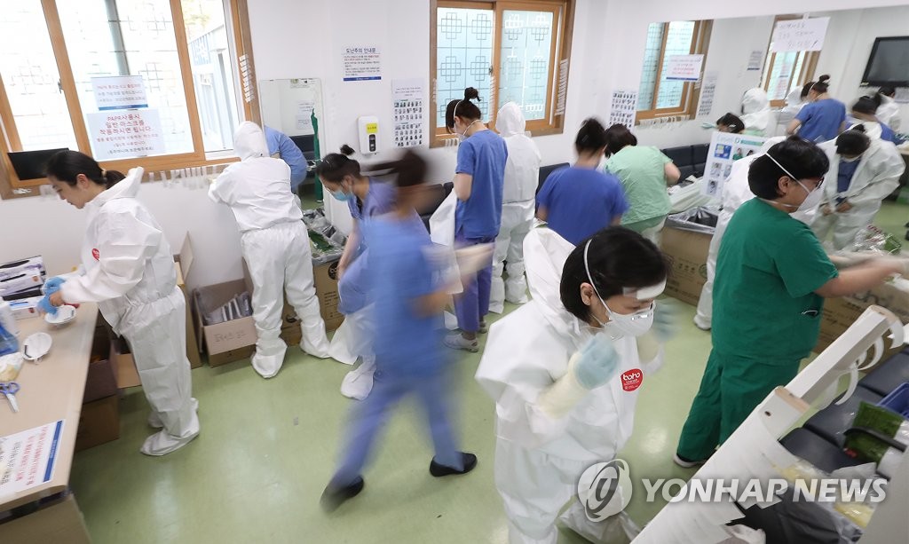 근무 준비로 분주한 의료진
