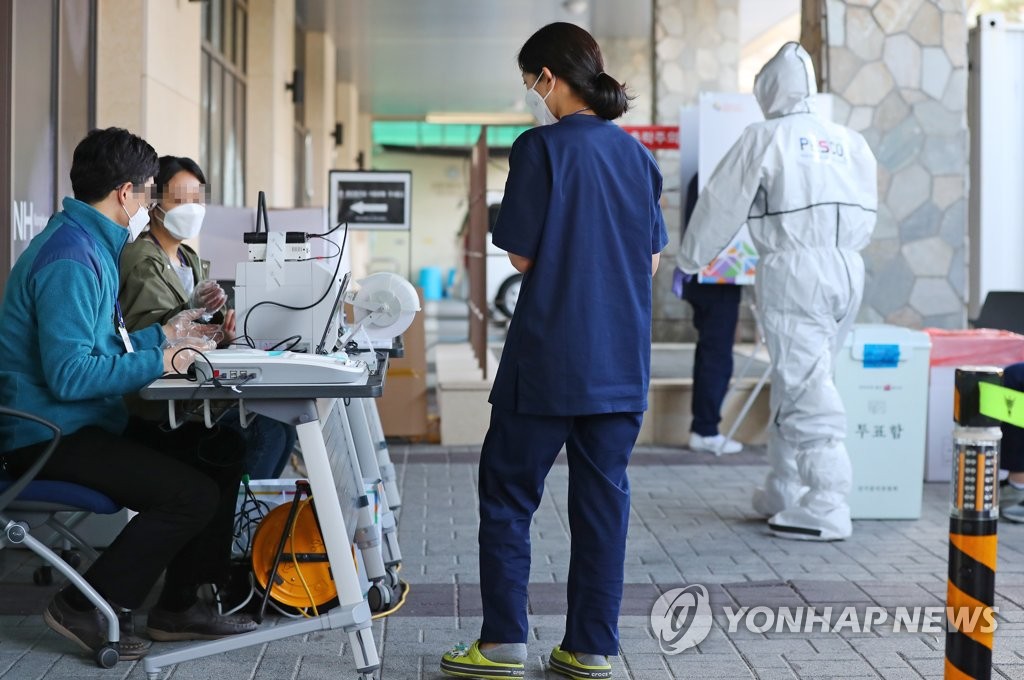특별사전투표소에서 투표하는 의료진