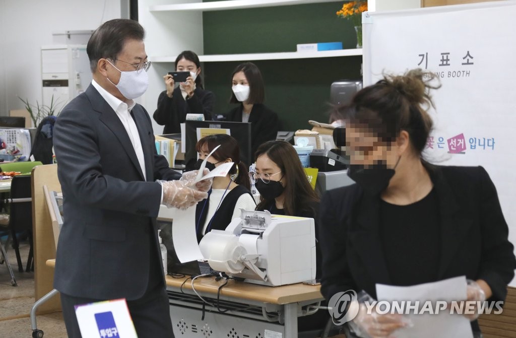 기표소 입장하는 문 대통령