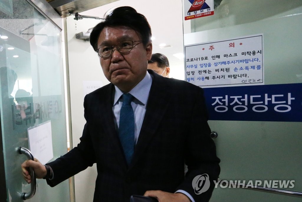 선거사무실 나서는 황운하 당선인