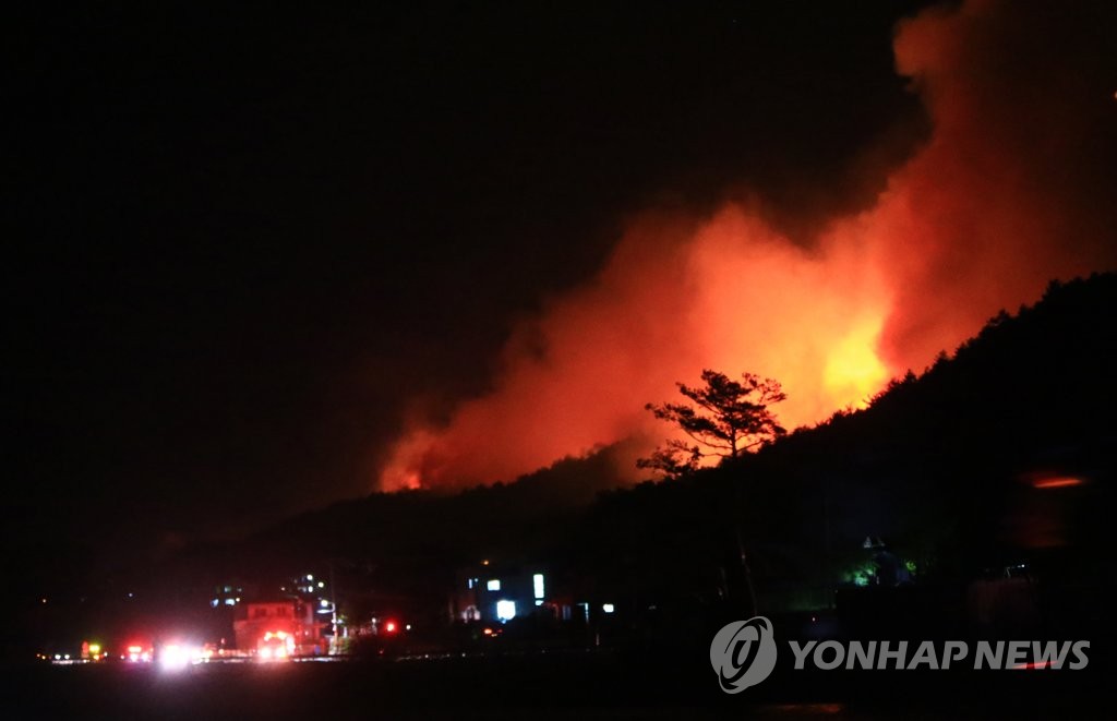 강원 고성 야산서 불…주민 대피령