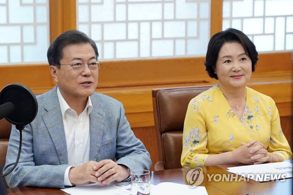 어린이날 영상메시지 촬영하는 문 대통령 내외