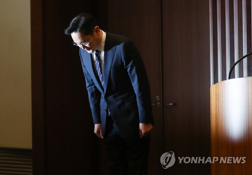 Samsung Electronics Vice Chairman Lee Jae-yong bows at his press conference in Seoul on May 6, 2020, before announcing his apology statement over his succession and labor union issues. (Yonhap)