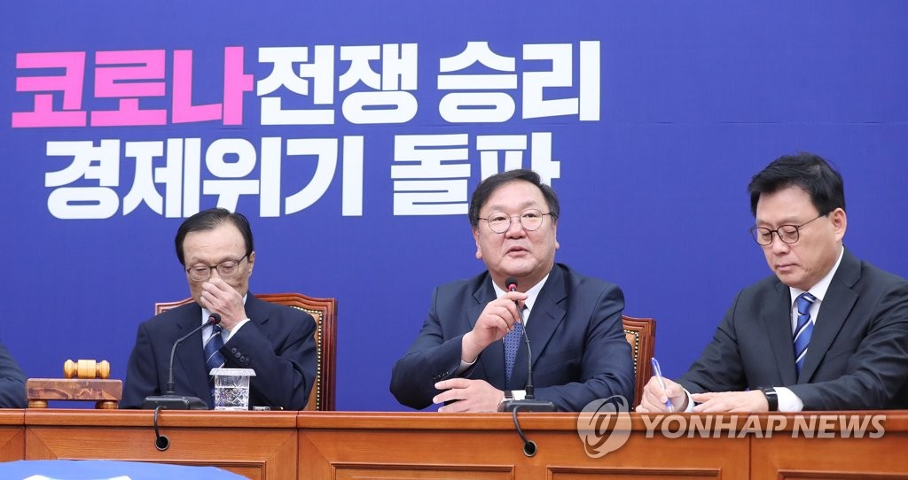 발언하는 민주당 김태년 신임 원내대표