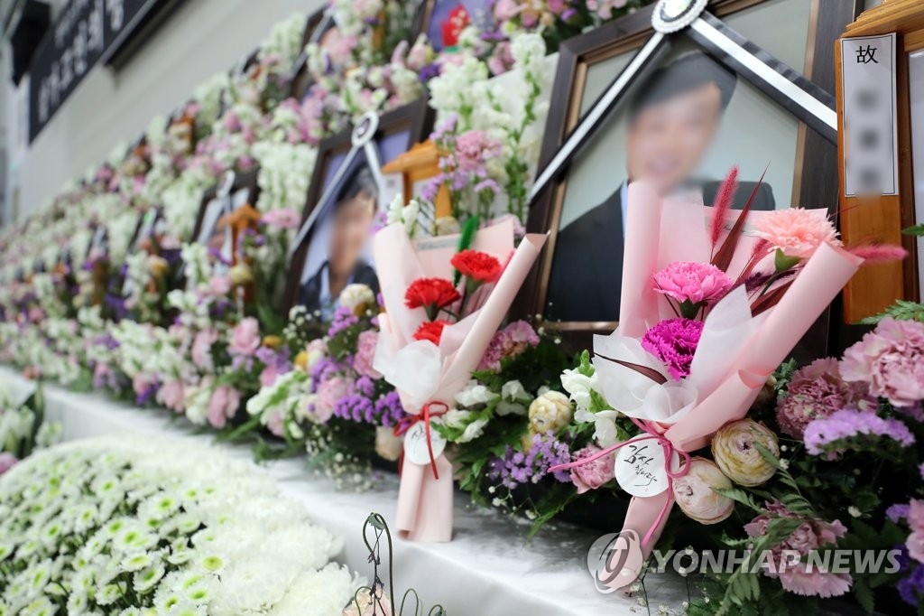 이천 참사 희생자 영정 앞에 놓인 카네이션