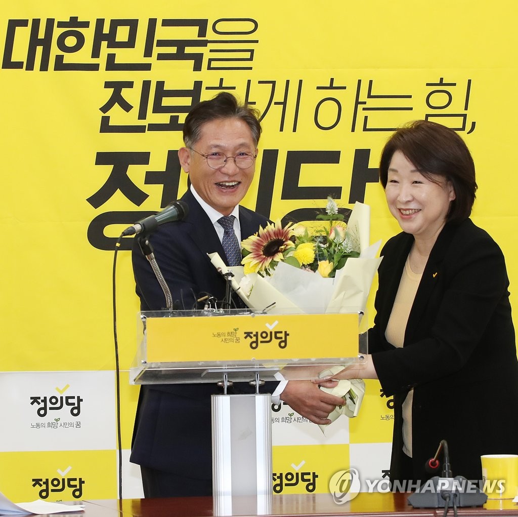 꽃다발 받는 21대 국회 정의당 배진교 신임 원내대표