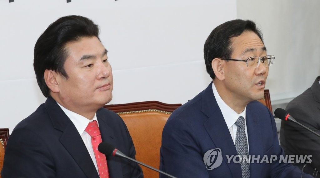 Rep. Joo Ho-young (R), floor leader of the main opposition United Future Party, and Rep. Won Yoo-chul, chief of the Future Korea Party, hold a press conference at the National Assembly over the parties' agreement on a merger on May 14, 2020. (Yonhap)
