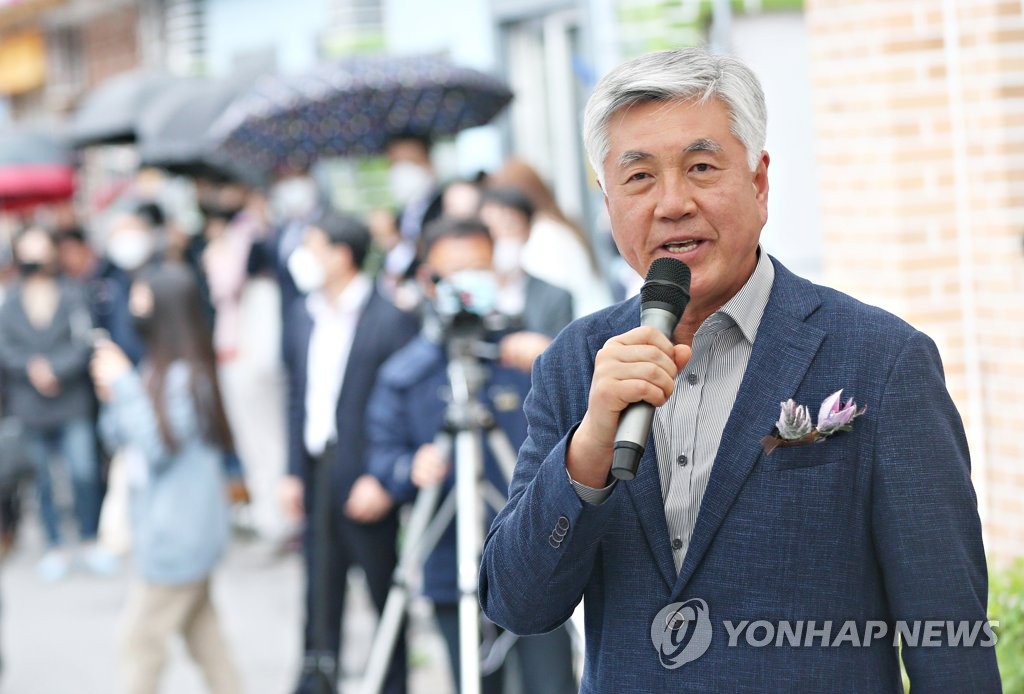마을 호텔 개장 축하하는 정선군수