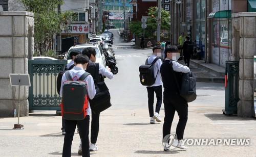 교문 나서는 인천 고3 학생들