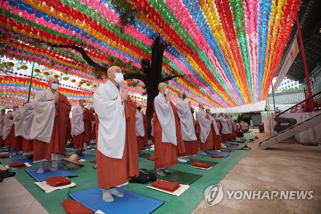 코로나19 여파로 대웅전 밖에서 진행된 품서식