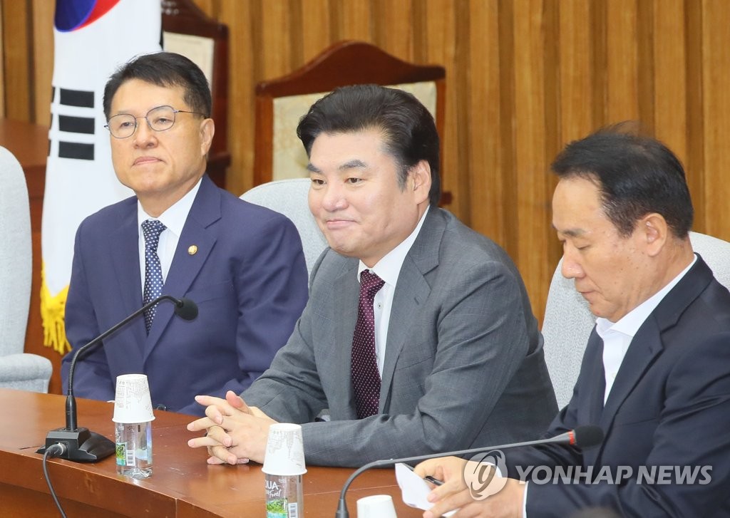 굳은 표정의 원유철