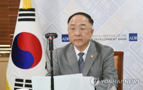 オンライン開催されたADB総会に出席した洪楠基氏(企画財政部提供)=(聯合ニュース)≪転載・転用禁止≫