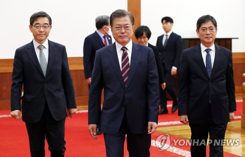 환담장으로 이동하는 문 대통령