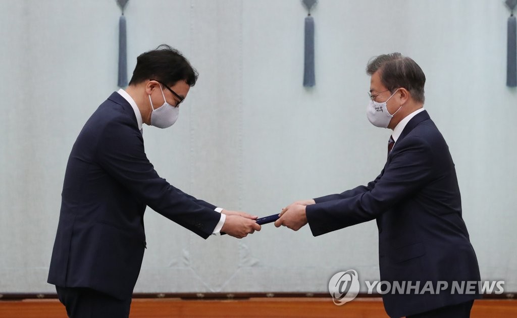 문 대통령, 주스리랑카대사에게 신임장 수여