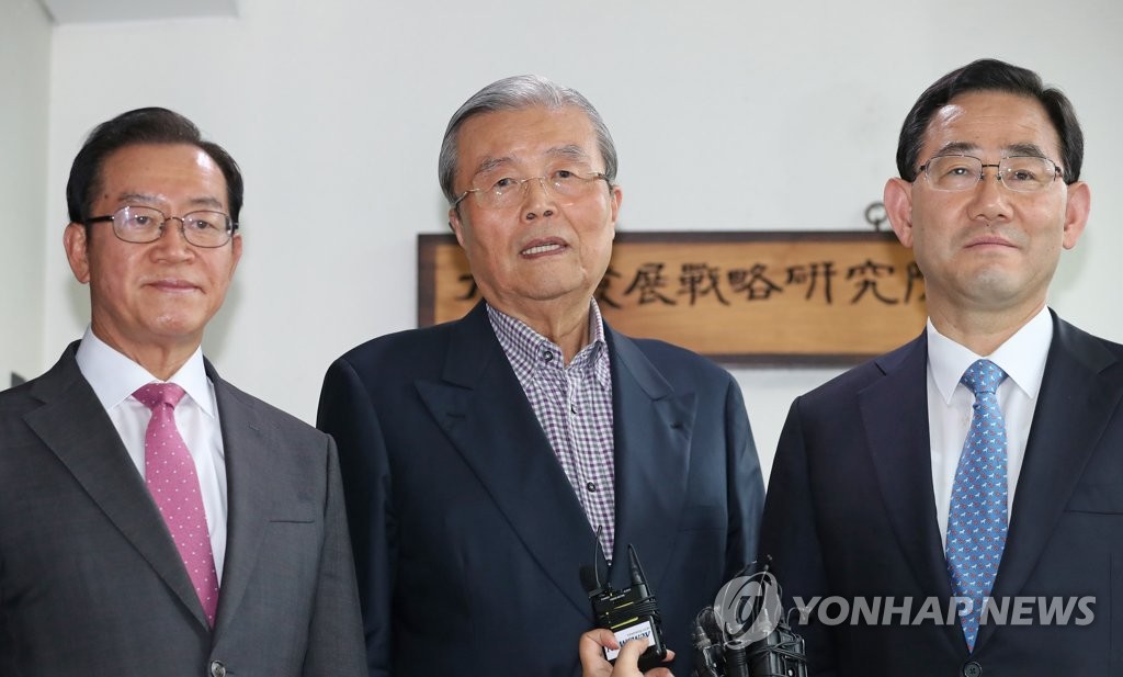 취재진 질문 답하는 김종인