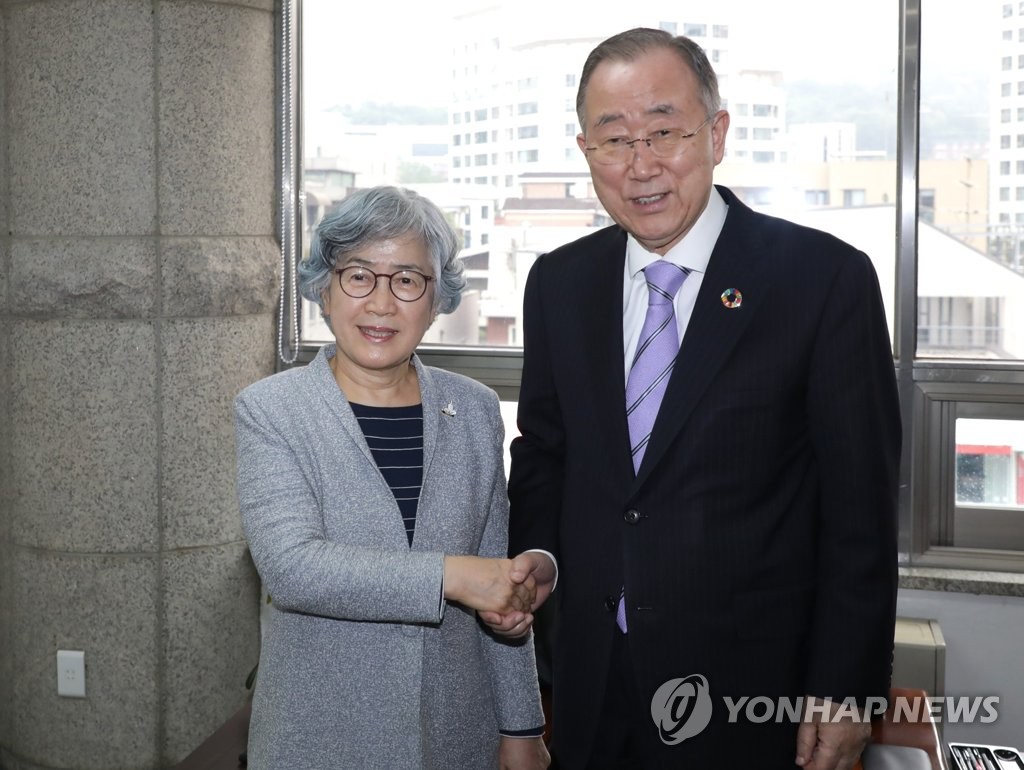 Ban Ki-moon et la chef de la commission des droits civiques Ban Ki-moon et la chef de la commission des droits civiques