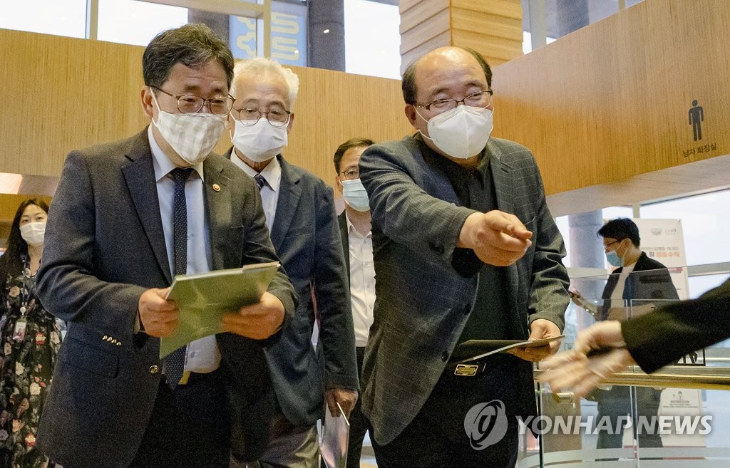 Culture minister at national theater Culture minister at national theater