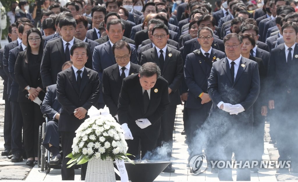 Paying respects to late President Roh Paying respects to late President Roh