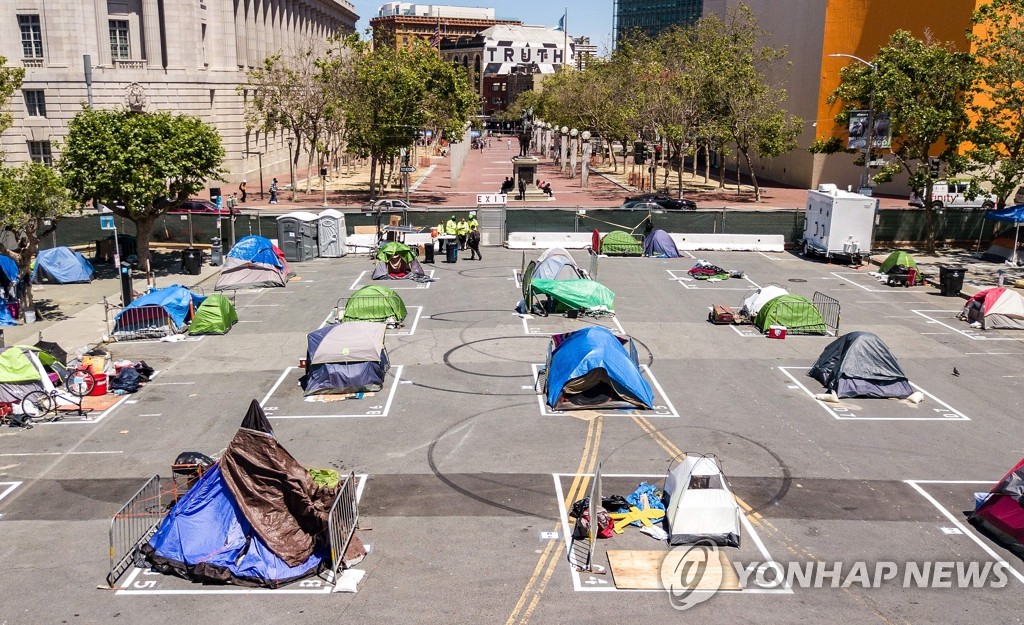 샌프란시스코 노숙자 텐트의 코로나19 '거리두기'