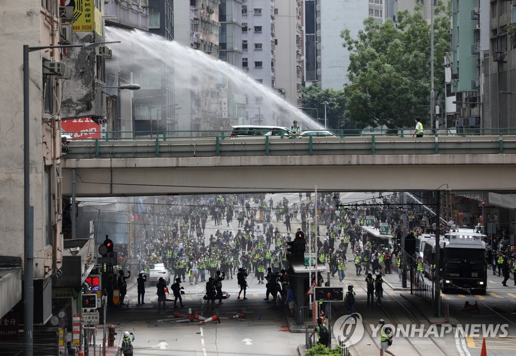 시위대 향해 물대포 쏘는 홍콩 경찰