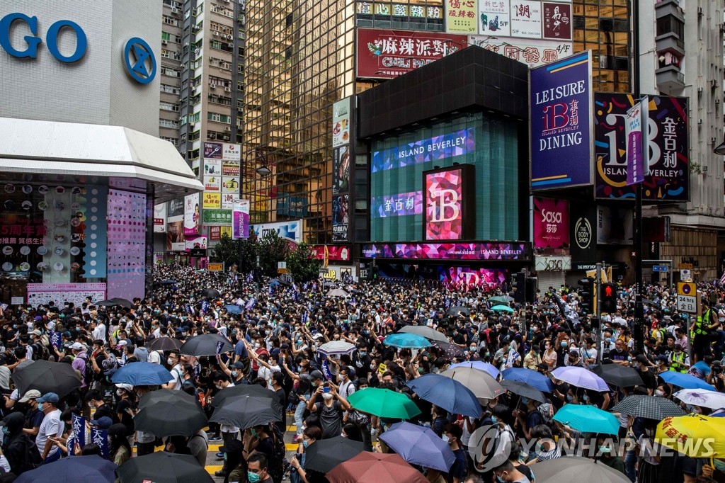 보안법 제정에 반발해 도심으로 쏟아져 나온 홍콩 시위대