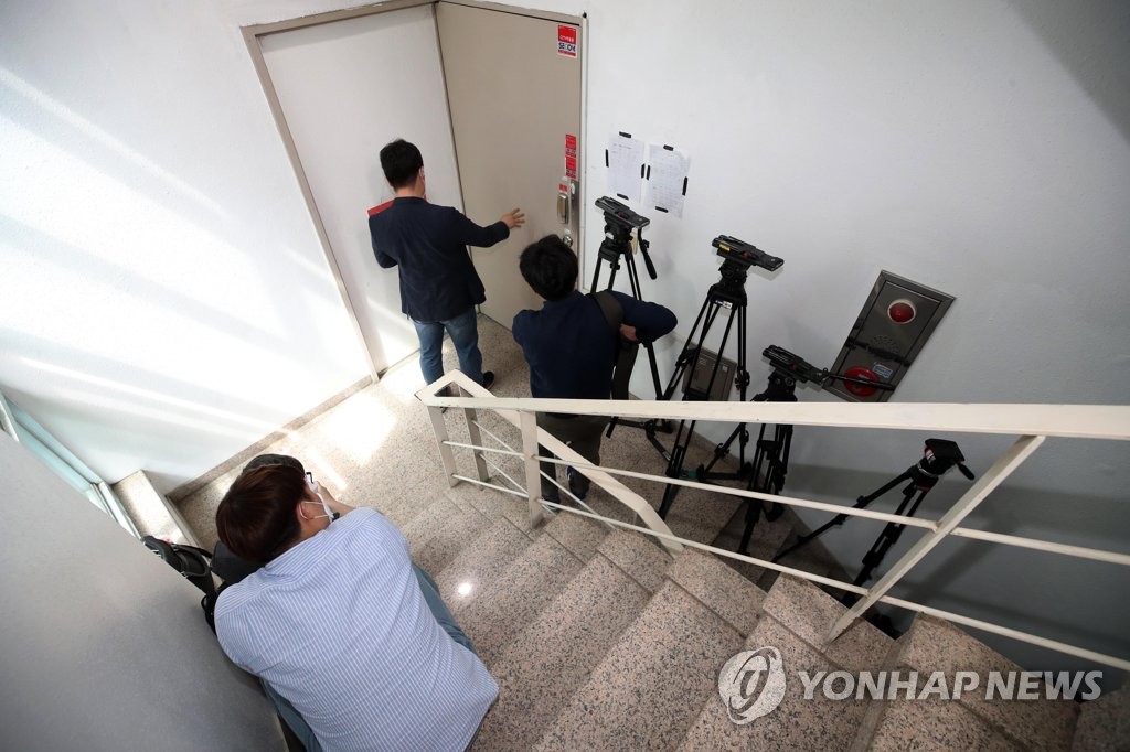 아침부터 기다리는 취재진…이용수 할머니 2차 회견