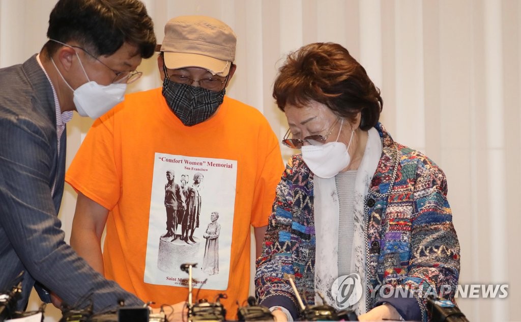 기자회견 입장하는 이용수 할머니