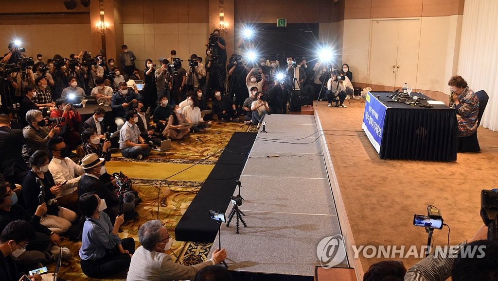 눈물 흘리는 이용수 할머니