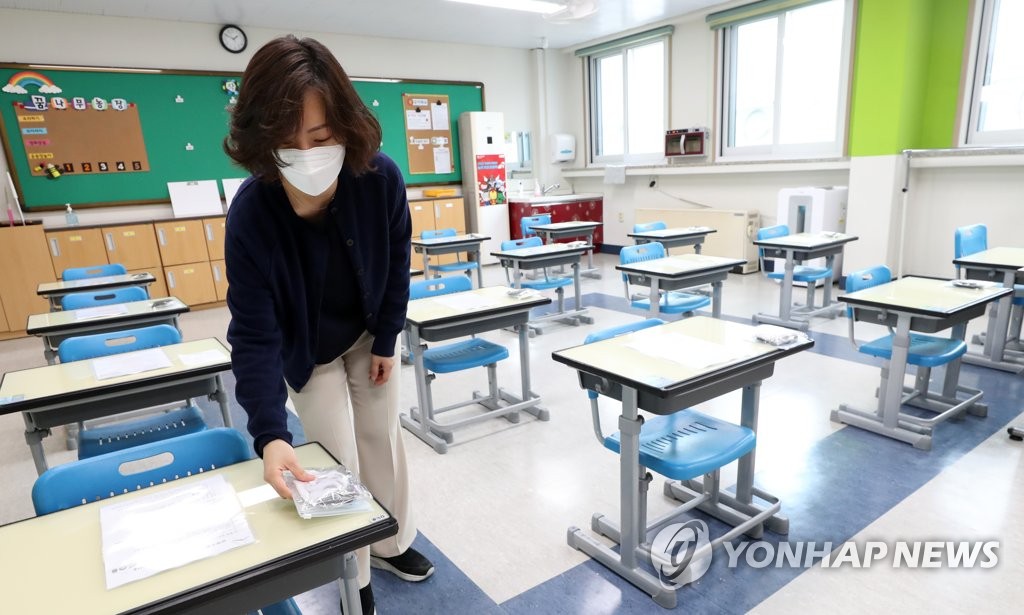 マスク準備し登校待つ教師 マスク準備し登校待つ教師