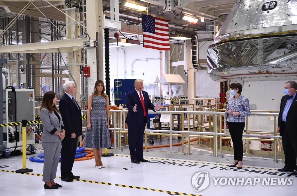 스페이스X 유인우주선 발사현장 찾은 미국 대통령·부통령 부부