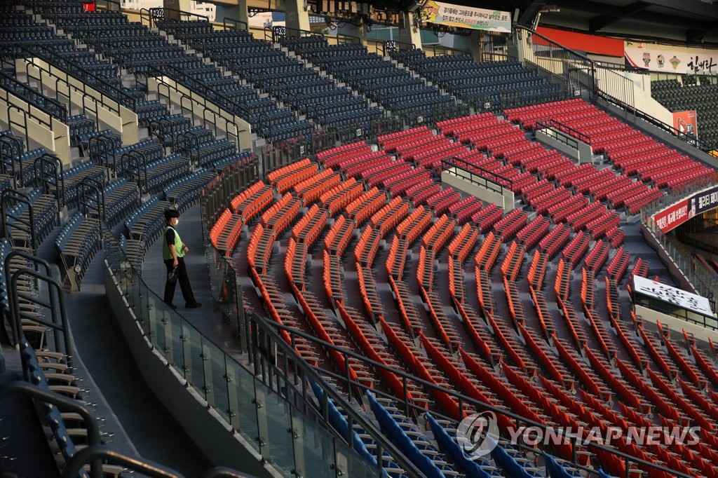This file photo from May 28, 2020, shows empty seats at Jamsil Baseball Stadium in Seoul during a Korea Baseball Organization regular season game between the SK Wyverns and the Doosan Bears. (Yonhap)