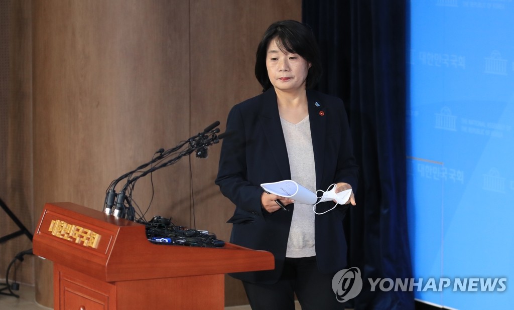 기자회견 들어서는 윤미향 당선인