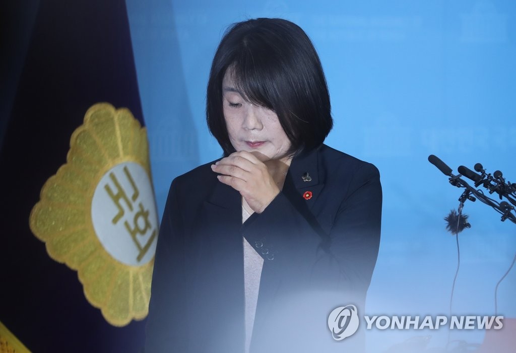 기자회견 마친 윤미향 당선인