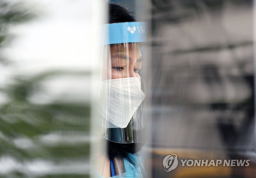 진료 접수 돕는 의료진