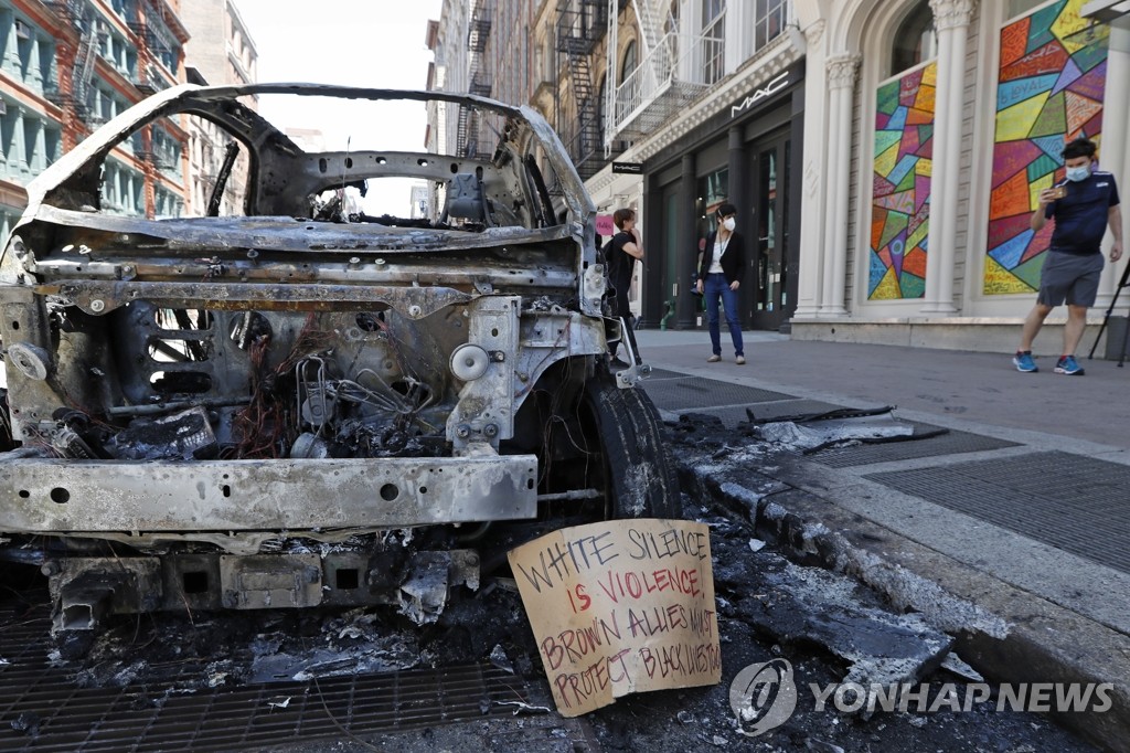 뉴욕 브로드웨이 시위로 전소된 차량