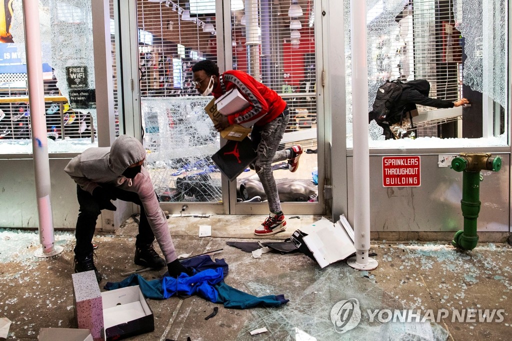 약탈로 이어진 미국 '흑인사망' 항의 시위