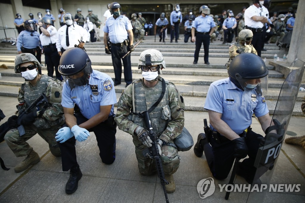 '흑인 사망' 시위에 무릎 꿇고 동참하는 미국 경찰과 주방위군