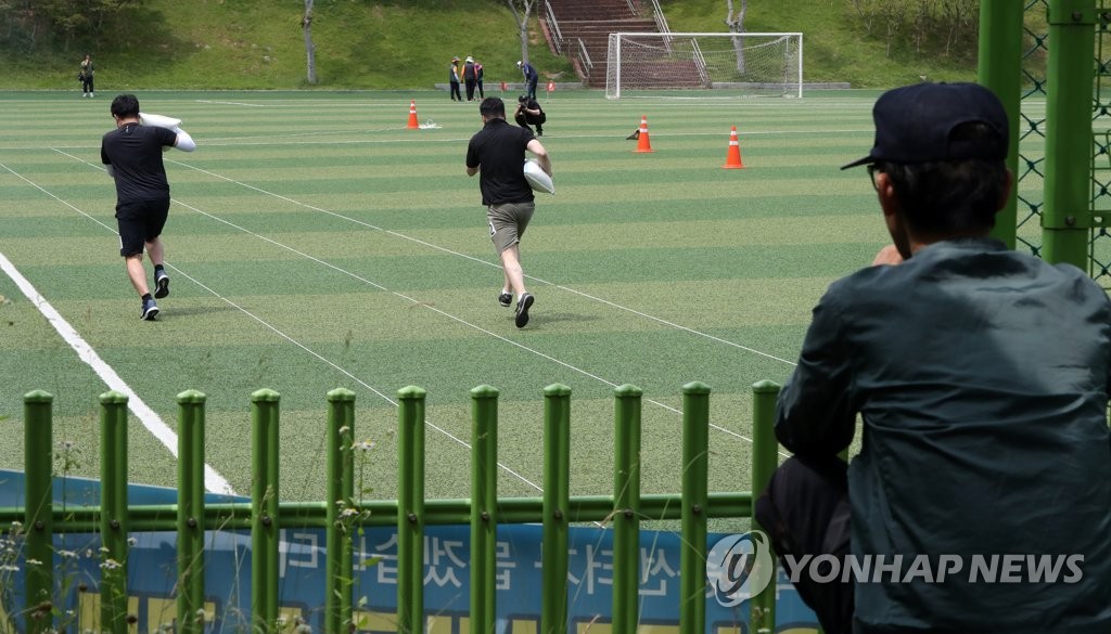 체력검정 바라보는 시민