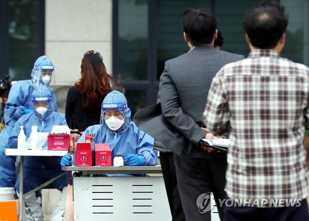 검체 검사받는 인천 부평구청 공무원들