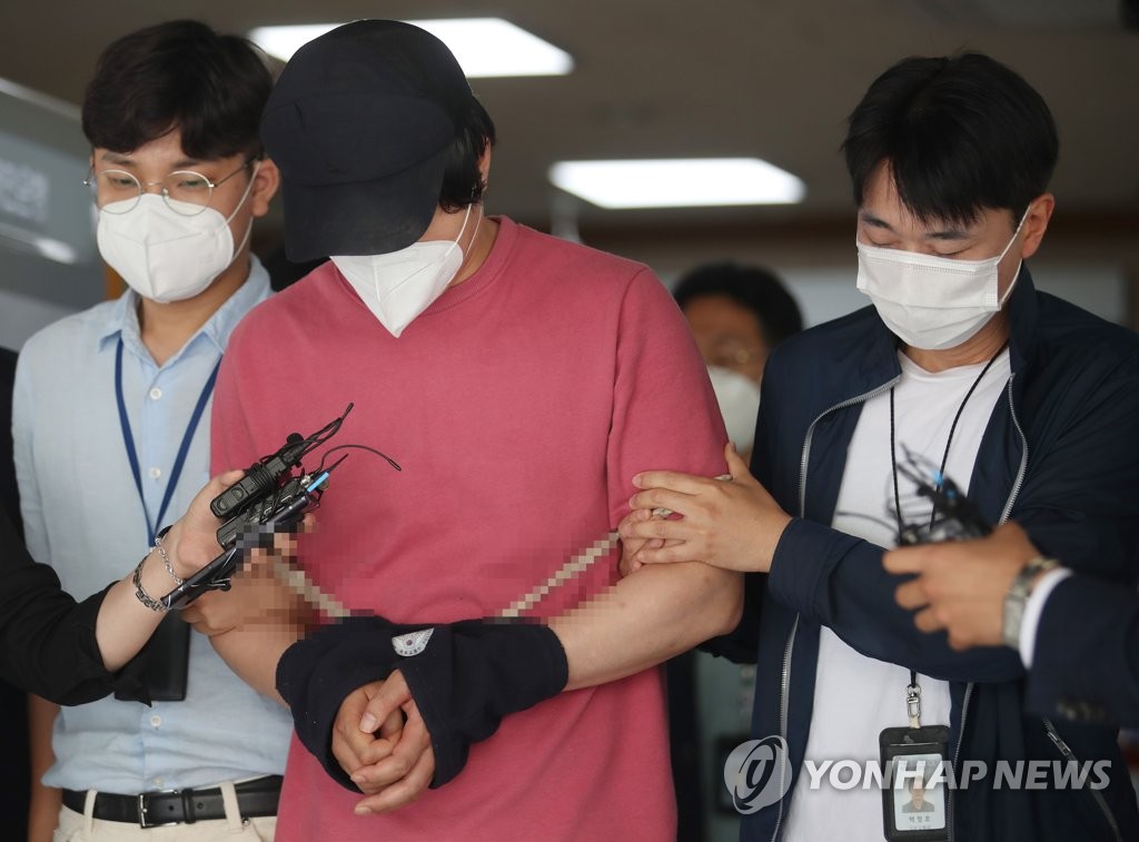 취재진 질문받는 서울역 묻지마 폭행 피의자