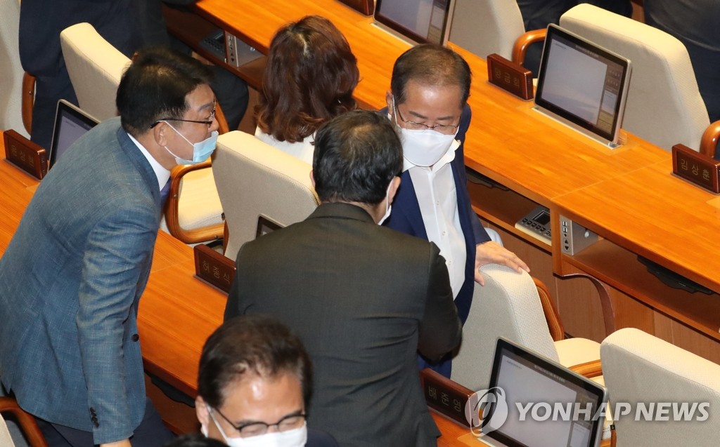 제21대 국회 첫 본회의 참석한 홍준표