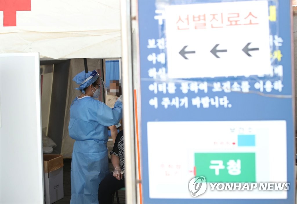 무더위 참으며 진료하는 의료진들