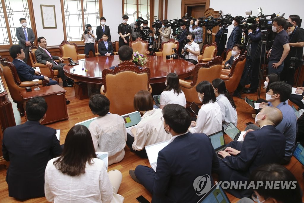 첫 회동하는 국회의장과 여야 원내대표