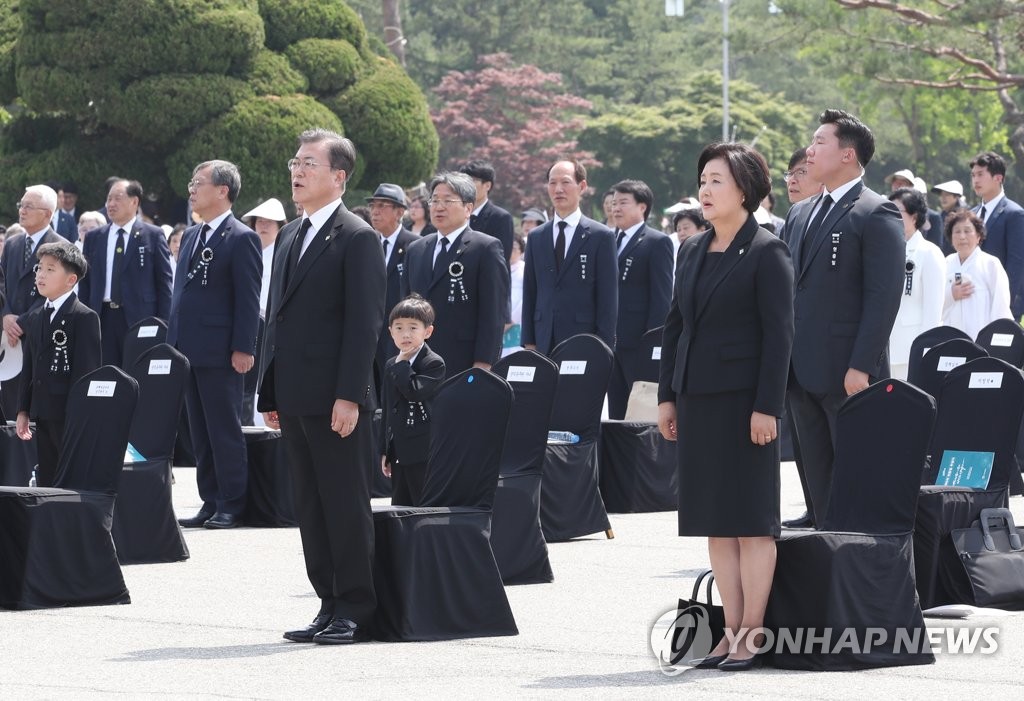 애국가 제창하는 문 대통령 내외
