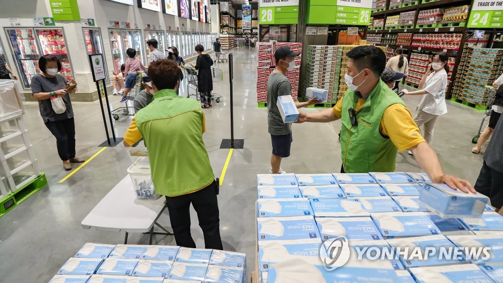 순서대로 일회용 마스크 구입