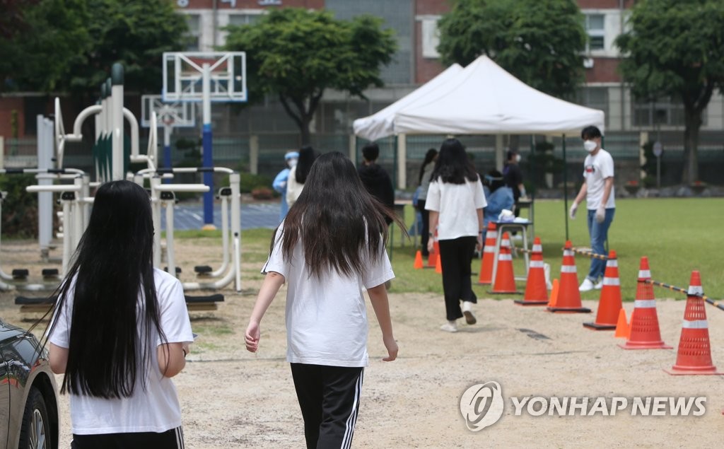 학교 운동장에 설치된 선별 진료소
