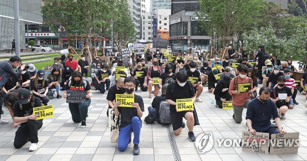 플로이드 추모 집회, 무릎 꿇은 참가자들