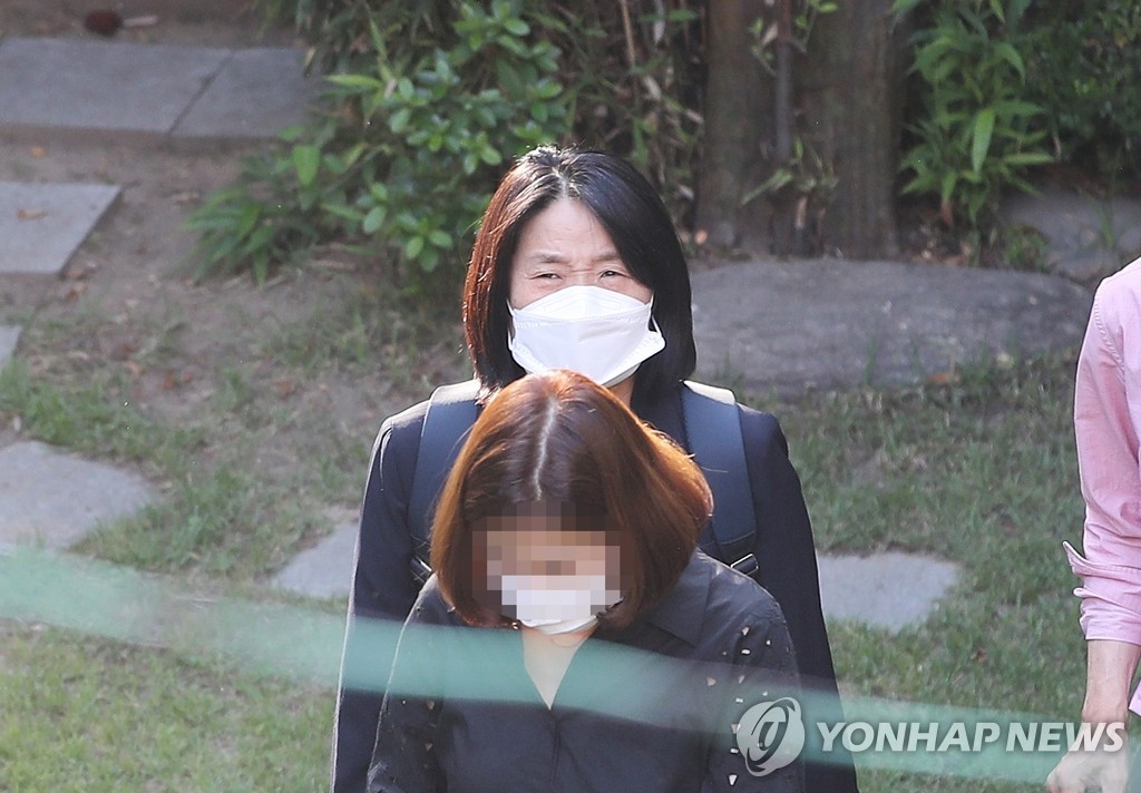 하늘 바라보는 윤미향
