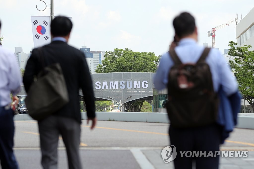 This file photo taken June 11, 2020, shows workers of Samsung Electronics Co. entering the company's campus in Suwon, south of Seoul. (Yonhap)
